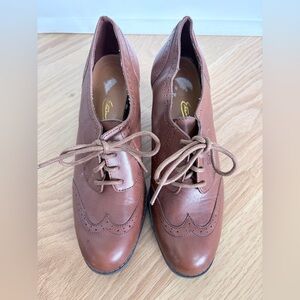 Brown leather Etienne Aigner lace-up oxfords